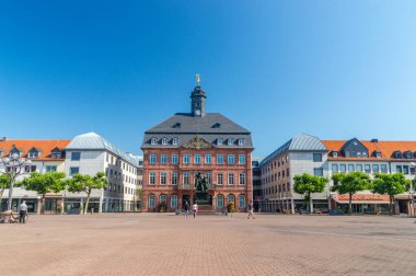 Hanau, Almanya - 25 Haziran 2023: Wilhelm ve Jacob Grimm heykelleriyle Marktplatz Hanau.