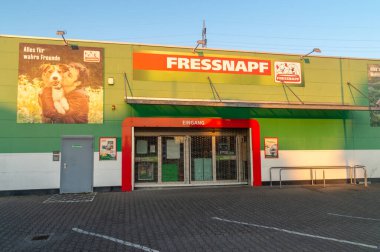 Hanau, Almanya - 26 Haziran 2023: Hayvanlar için ürünleri olan Fressnapf dükkanı.