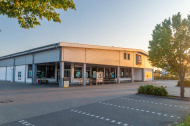 Hanau, Almanya - 26 Haziran 2023: Gündoğumunda Aldi Sud mağazası.