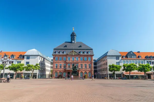 Hanau, Almanya - 25 Haziran 2023: Wilhelm ve Jacob Grimm heykelleriyle Marktplatz Hanau.