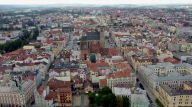 Pilsen, Çek Cumhuriyeti - 26 Ağustos 2023: Pilsen 'de St. Bartholomew Katedrali ile havadan görüş.