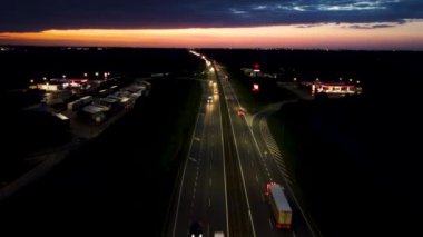 Krzyzowniki, Poland- 21 Eylül 2023: Polonya 'da gece A2 higwiay' de hava manzarası.