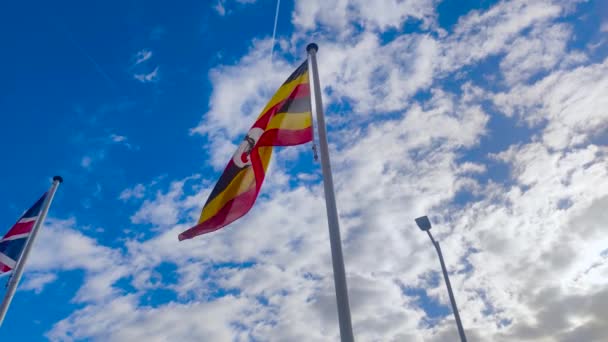 Флаг Уганды Размахивает Ветру Государственный Флаг Уганды Бендера Уганда Флаг — стоковое видео