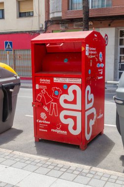 Benicarlo, İspanya - 1 Temmuz 2023: Caritas giyim bağış kutusu.