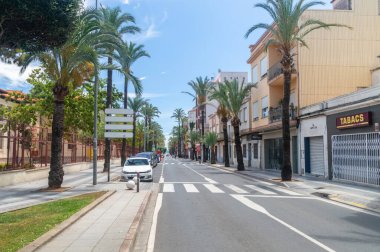 Benicarlo, İspanya - 1 Temmuz 2023: Benicarlo şehir merkezinde çok sıcak bir günde.