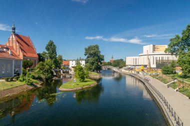 Bydgoszcz, Polonya - 9 Temmuz 2023: Bydgoszcz şehir merkezinde Brda Nehri.
