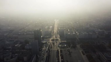 Varşova, Polonya - 12 Kasım 2023: Marszalkowska Caddesi ve Dmowski kavşağında sisli bir sabah manzarası.