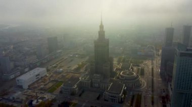 Varşova, Polonya - 12 Kasım 2023: Kültür ve Bilim Sarayı 'nın sisli sabahında hava görüntüsü.