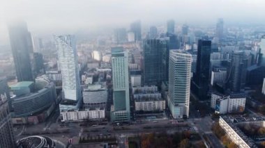 Varşova, Polonya - 12 Kasım 2023: Sisli bir sabahta Varşova şehir merkezindeki hava manzaralı gökdelenler.