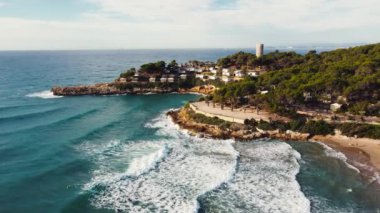 Tarragona, İspanya - 28 Ekim 2023 Tarragona 'daki güzel kıyı şeridi manzarası.