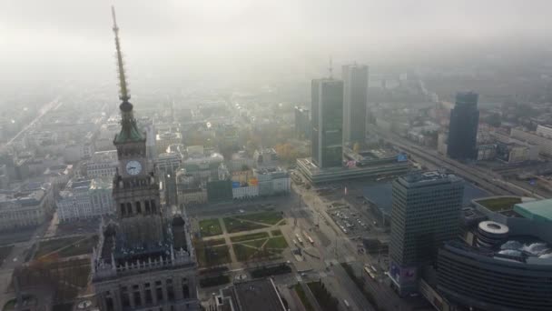 ワルシャワ ポーランド 11月 2023 霧の朝にホテルマリオットワラの空中ビュー — ストック動画