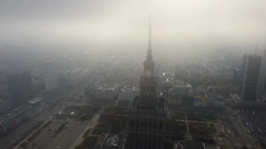 Varşova, Polonya - 12 Kasım 2023: Kültür ve Bilim Sarayı 'nın tepesinde sisli bir sabah.