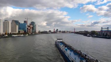 Rotterdam, Hollanda - 22 Ekim 2023: Rotterdam 'ın kalbinde Nieuwe Maas.