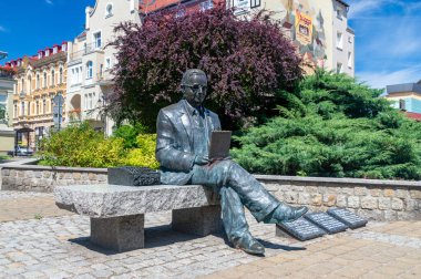 Bydgoszcz, Polonya - 9 Temmuz 2023: Bydgoszcz vatandaşının heykeli, seçkin matematikçi, enigma kodunun parlak şifrecisi, Marian Rejewski.