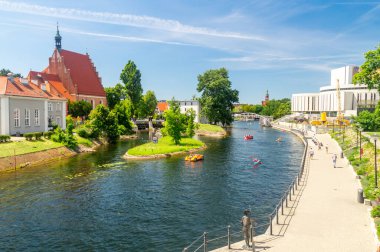 Bydgoszcz, Polonya - 9 Temmuz 2023: Yazın Bydgoszcz şehir merkezinde Brda Nehri.