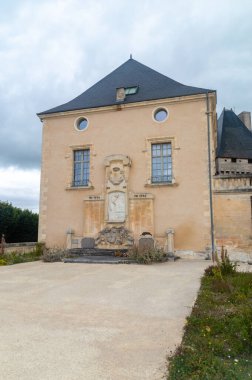 Barbezieux-Saint-Hilaire, Fransa - 23 Temmuz 2023: Barbezieux Kalesindeki Pro Patria anıtı.