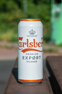 Hanover, Almanya - 30 Temmuz 2023: Carlsberg Premium ihracat pilsner kutusu.