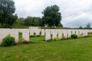 Assevillers, Fransa - 5 Ağustos 2023: Birinci Dünya Savaşı 'nın Charles Gaulle savaş mezarlığı.