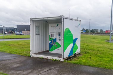 Saint-Ghislain, Belçika - 6 Ağustos 2023: Satellic Viapass Belçika 'da otomatik kutu satıyor.