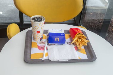 Saint-Ghislain, Belçika - 6 Ağustos 2023: McDonald 's Royal balık burgeri, Coca-Cola ve patates kızartması.