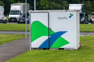 Saint-Ghislain, Belçika - 6 Ağustos 2023: Satellic Viapass Belçika 'da kutu satışı.