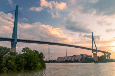 Hamburg, Almanya - 8 Ağustos 2023: Hamburg 'da gün batımında Kohlbrand köprüsü ve limanı.