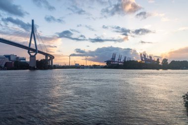 Hamburg, Almanya - 8 Ağustos 2023: Kohlbrand köprüsü ve limanı gün batımında.