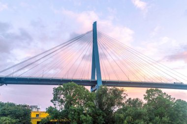 Hamburg, Almanya - 8 Ağustos 2023: Günbatımında Kohlbrand Köprüsü 'nün güzel manzarası.