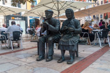 Burgos, İspanya - 22 Ağustos 2023: Oturan yaşlı çift heykeli.