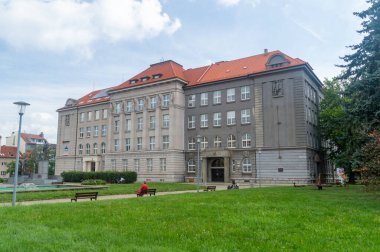 Pilsen, Çek Cumhuriyeti - 26 Ağustos 2023: Ticaret Akademisi, T. G. Masaryk Meydanı.