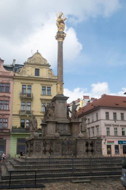 Pilsen, Çek Cumhuriyeti - 26 Ağustos 2023: İmparatorluk Sarayı 'nın önündeki merkez Pilsen Meydanı' ndaki Marian (veba) kolonu Barok tarzında inşa edilmiştir..