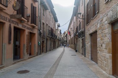 Estella-Lizarra, İspanya - 4 Eylül 2023: Estella-Lizarra eski kasabasındaki yayalar.