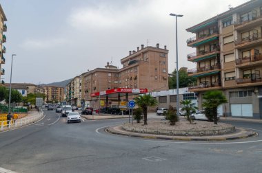 Estella-Lizarra, İspanya - 4 Eylül 2023: Estella-Lizarra şehir merkezindeki kavşağa bakın.