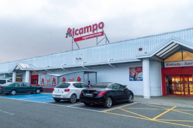 Estella-Lizarra, İspanya - 4 Eylül 2023: Alcampo süpermarketi Fransız Auchan grubuna ait.