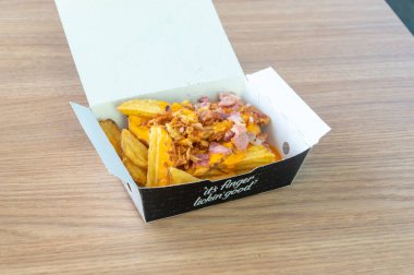 Cubzac-les-Ponts, Fransa - 5 Eylül 2023: KFC Kentucky Fried. Pastırma ve peynir soslu patates kızartması..