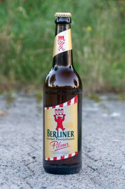 Genthin, Almanya - 9 Eylül 2023: Bir şişe Berliner Pilsner birası.