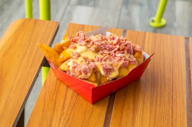 Aranda de Duero, İspanya - 16 Eylül 2023: Pastırma ve peynirli McDonald 's Top Fries.