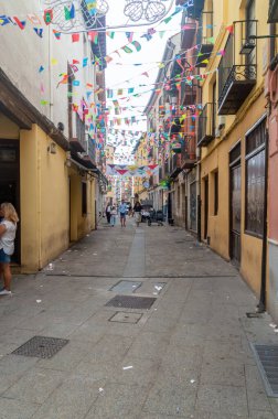 Aranda de Duero, İspanya - 16 Eylül 2023: Aranda de Duero şehir merkezinde yaya sokağı.