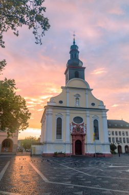 Frankenthal, Almanya - 7 Ekim 2023: St. Trinity Kilisesi gün doğumunda.