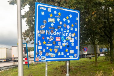 De Lutte, Nederland - 21 Ekim 2023: Hollanda sınır işareti.