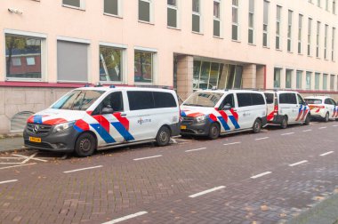 Rotterdam, Nederland - 22 Ekim 2023: Rotterdam şehir merkezindeki polis karakolunda Hollanda Polisi (Politie) araçları.