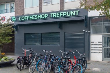 Rotterdam, Nederland - 22 Ekim 2023: Marihuanalı kahve dükkanı.