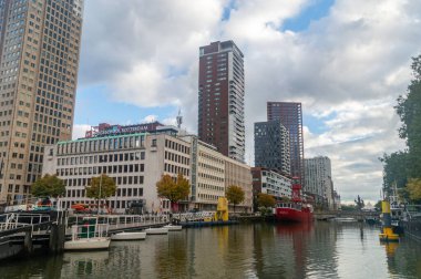 Rotterdam, Nederland - 22 Ekim 2023: Rotterdam şehir merkezindeki kanaldaki binalara bakın.