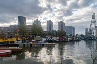 Rotterdam, Nederland - 22 Ekim 2023 Eski Rotterdam Limanı.