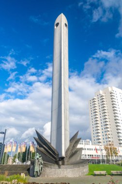 Rotterdam, Nederland - 22 Ekim 2023: De Boeg savaş anıtı Rotterdam 'da. Dünya Savaşı 'nda hayatını kaybeden Hollanda ticaret gemilerinin 3 bin 500 mürettebatının anısına düzenlendi..