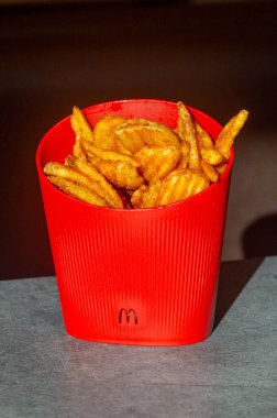 Castets, Fransa - 19 Kasım 2023: Plastik kutuda McDonald 's patatesleri.