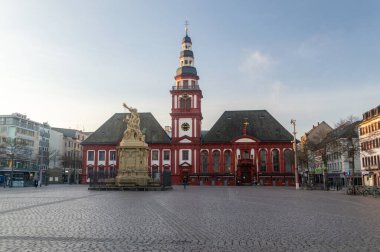 Mannheim, Almanya - 17 Aralık 2023: Eski belediye binası ve pazar yerindeki St. Sebastian Kilisesi.