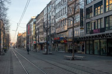 Mannheim, Almanya - 17 Aralık 2023: Mannheim şehir merkezinde sokak manzarası.