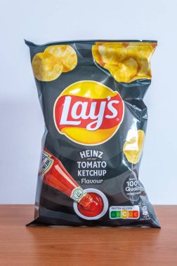 Pruszcz Gdanski - 25 Aralık 2023: Lays Heinz domates aromalı ketçap.