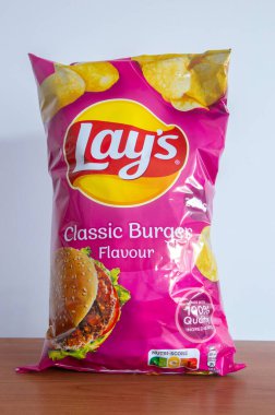 Pruszcz Gdanski - 25 Aralık 2023: Klasik Lays Burger aromalı paket.